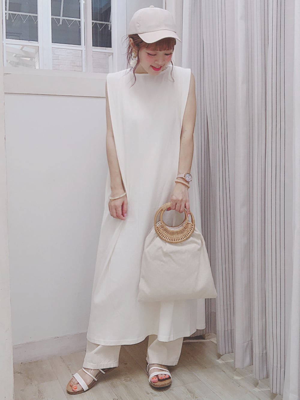 ホワイト系のワンピース、ベージュ系のデニムパンツ、ベージュ系のトートバッグを着用したレディースの夏コーディネートの1枚目の写真