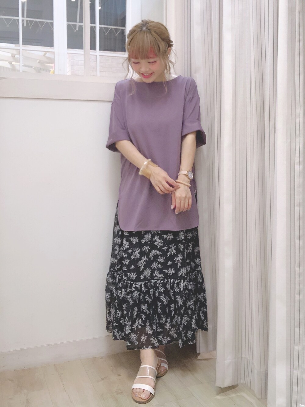 パープル系のTシャツ/カットソー、ブラック系のスカート、その他のサンダルを着用したレディースの夏コーディネートの1枚目の写真