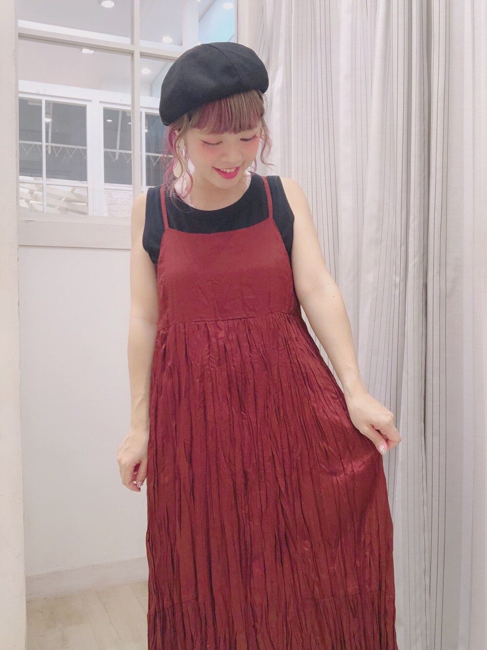 ブラウン系のワンピース、ブラック系のタンクトップ、ブラウン系のワンピース/ドレスを着用したレディースの夏コーディネートの1枚目の写真