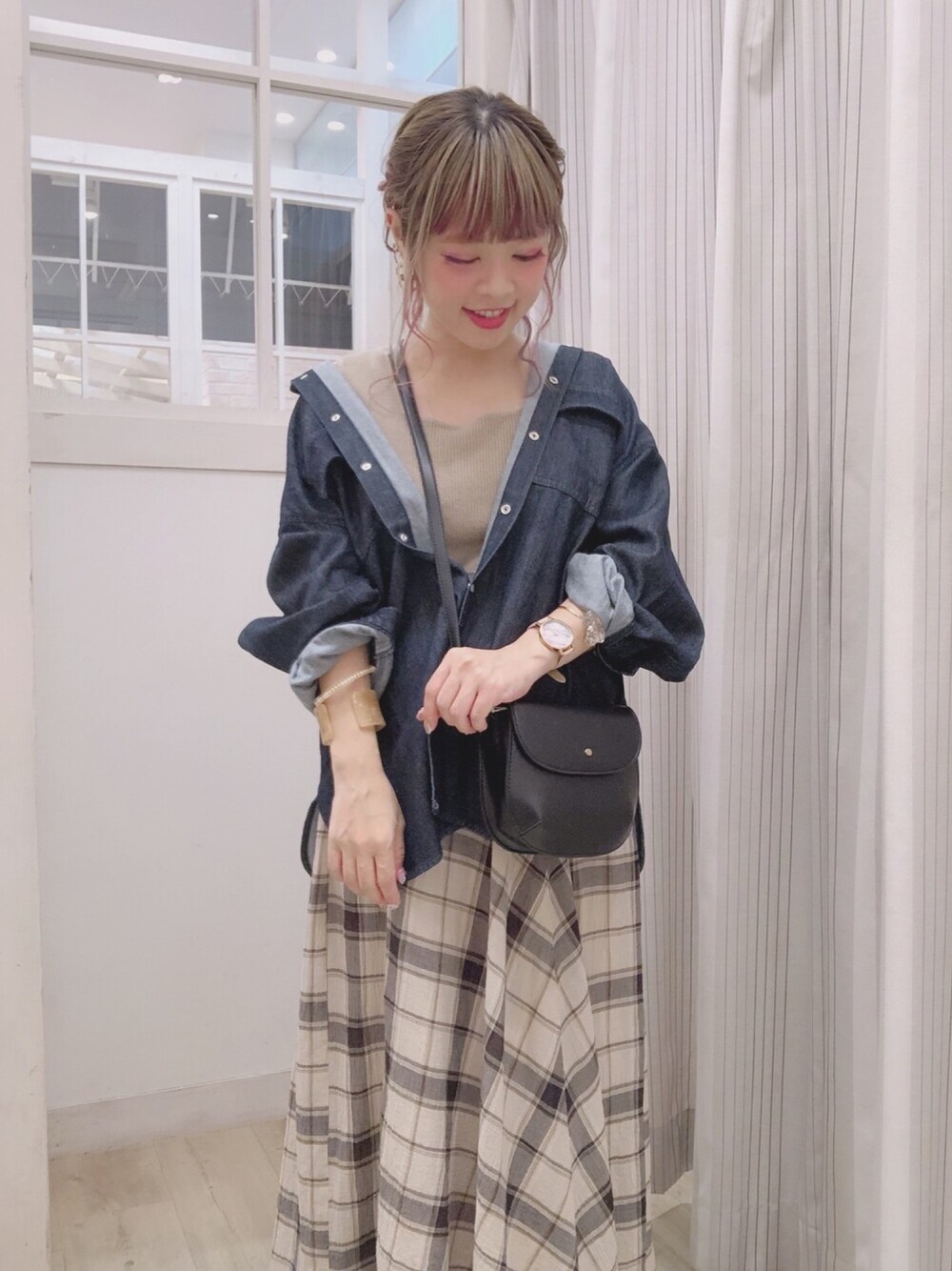 ブルー系のデニムジャケット、ベージュ系のタンクトップ、その他のスカートを着用したレディースの夏コーディネートの1枚目の写真