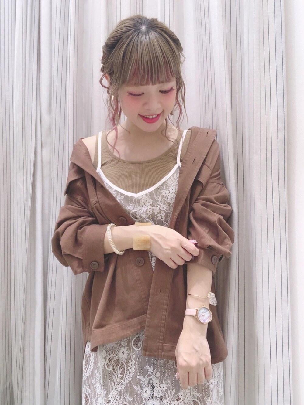 ブラウン系のその他アウター、ベージュ系のワンピース、イエロー系のその他パンツを着用したレディースの夏コーディネートの1枚目の写真