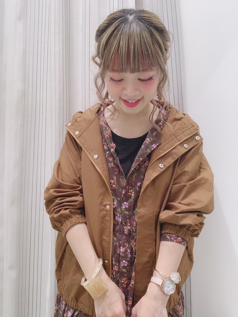 イエロー系のマウンテンパーカー、その他のワンピース、ブラウン系のワンピース/ドレスを着用したレディースの夏コーディネートの1枚目の写真