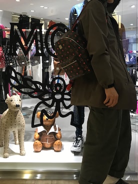 「アイテム（ステンカラーコート、ブラウン系）」を使った、Kazuki Yanaiさん（メンズ・182cm）の夏コーディネート
