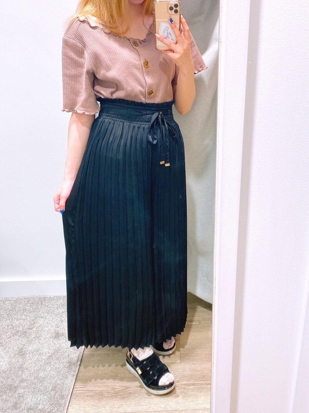 ブラウン系のTシャツ/カットソー、ブラック系のその他パンツ、ブラック系のサンダルを着用したレディースの夏コーディネートの1枚目の写真