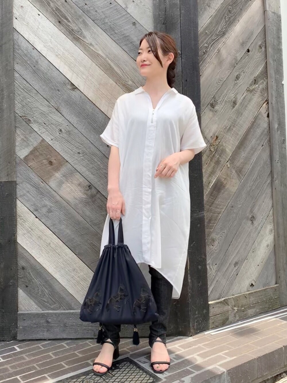 「シンプル、ネイビー、刺繍、馬、タッセル、巾着バッグ、デニムスタイル、シャツコーデ、earPAPILLONNER、イアパピヨネ」｜「LE VERNISのヌードサンダル（サンダル、グレー系）」を使った、ear_yamadaさん（レディース・160cm）の夏コーディネートの1枚目の写真