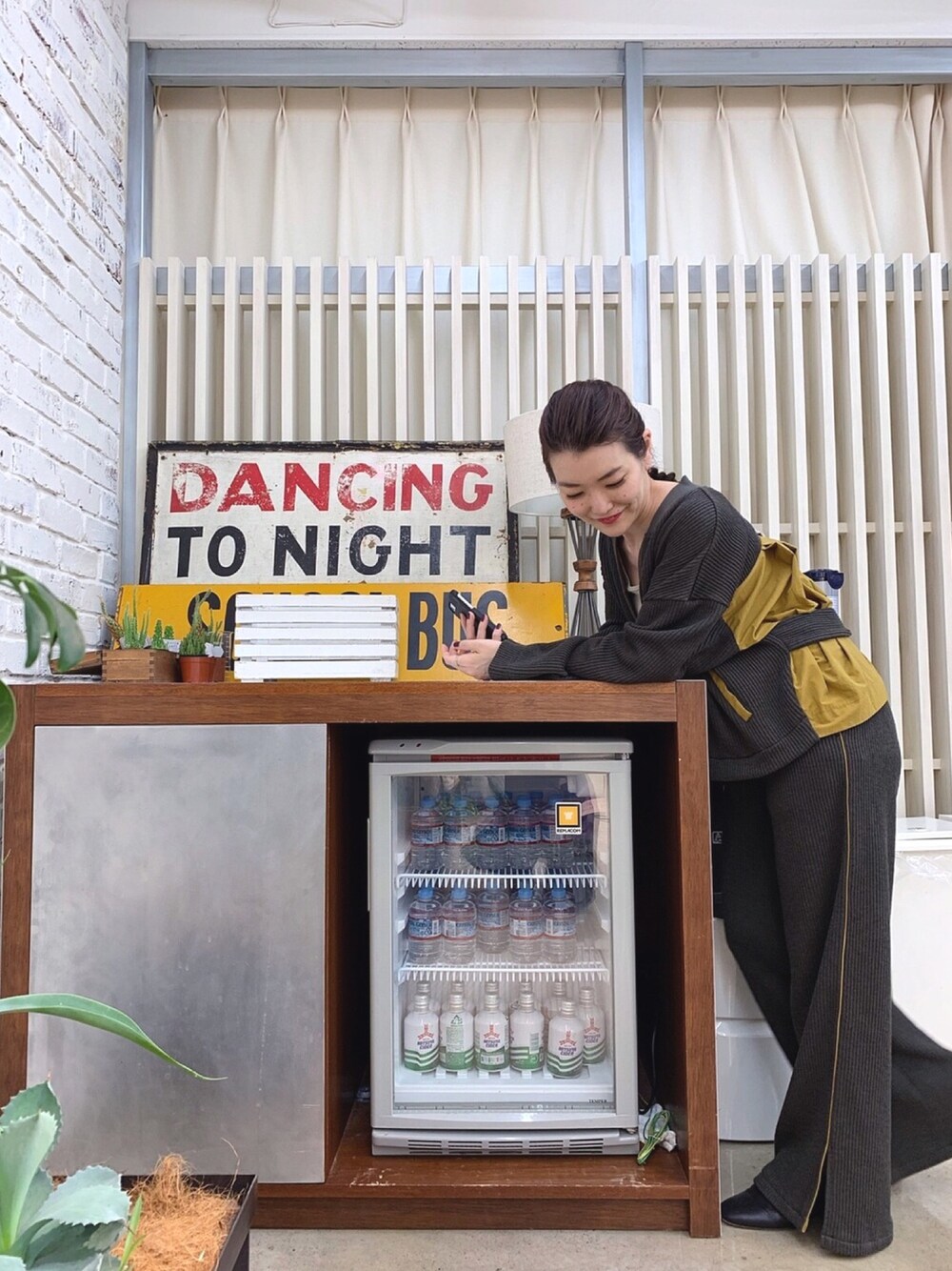 「トレンド、セットアップ、ワントーンコーデ、リブパンツ、大人カジュアル、カーキ、羽織り、くすみカラー、earPAPILLONNER、イアパピヨネ」｜「ear PAPILLONNERのサイドスリットリブワイドパンツ（その他パンツ、グリーン系）」を使った、ear_yamadaさん（レディース・159cm）の秋コーディネートの1枚目の写真