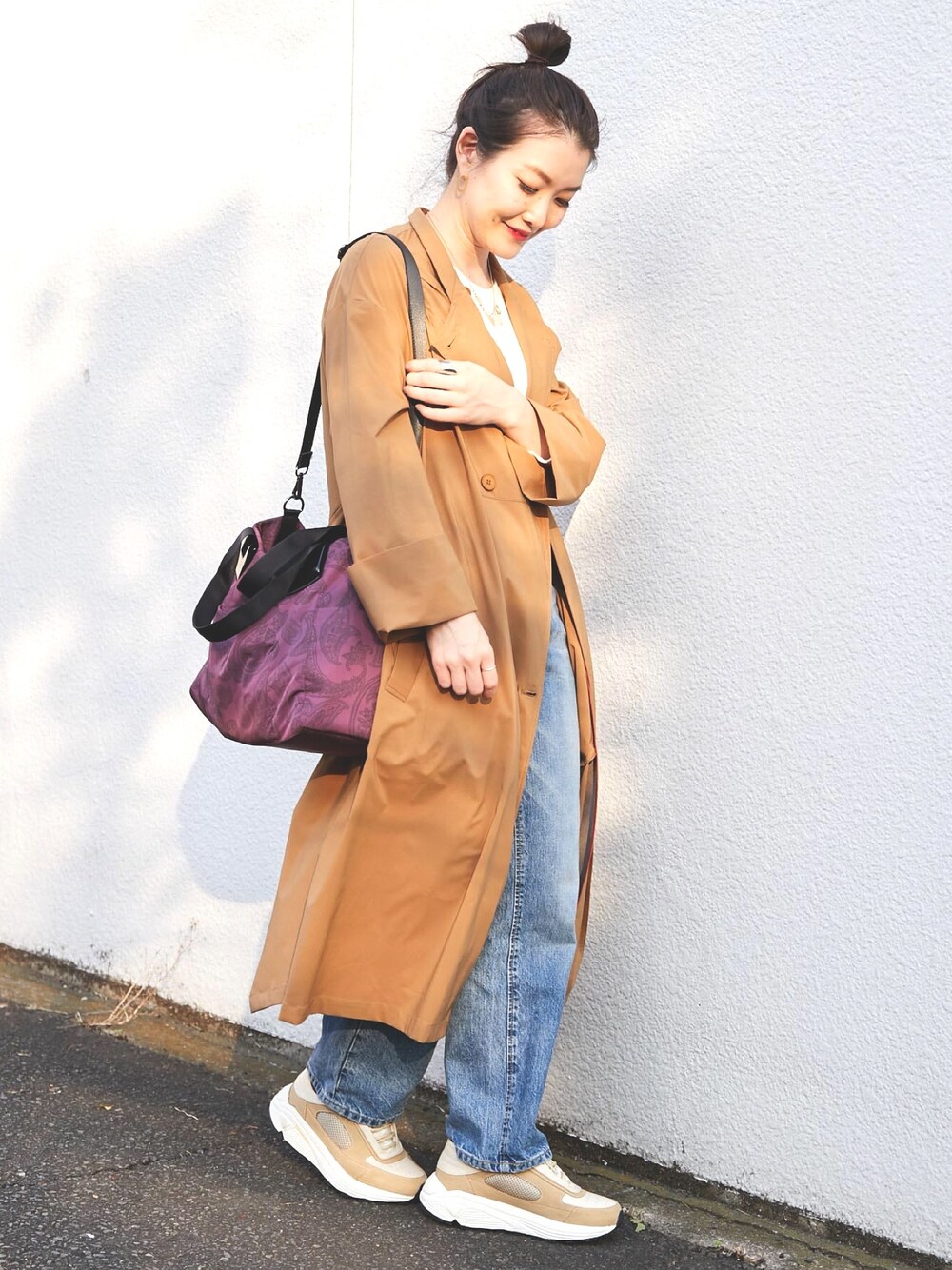 「スニーカー、トレンチコート、大人カジュアル、春アウター、シンプルコーデ、春コーデ、デニムコーデ、earPAPILLONNER、ユニジョ、イアパピヨネ」｜「UNIQLOのアイテム（デニムパンツ、ブルー系）」を使った、ear_yamadaさん（レディース・159cm）の冬コーディネートの1枚目の写真