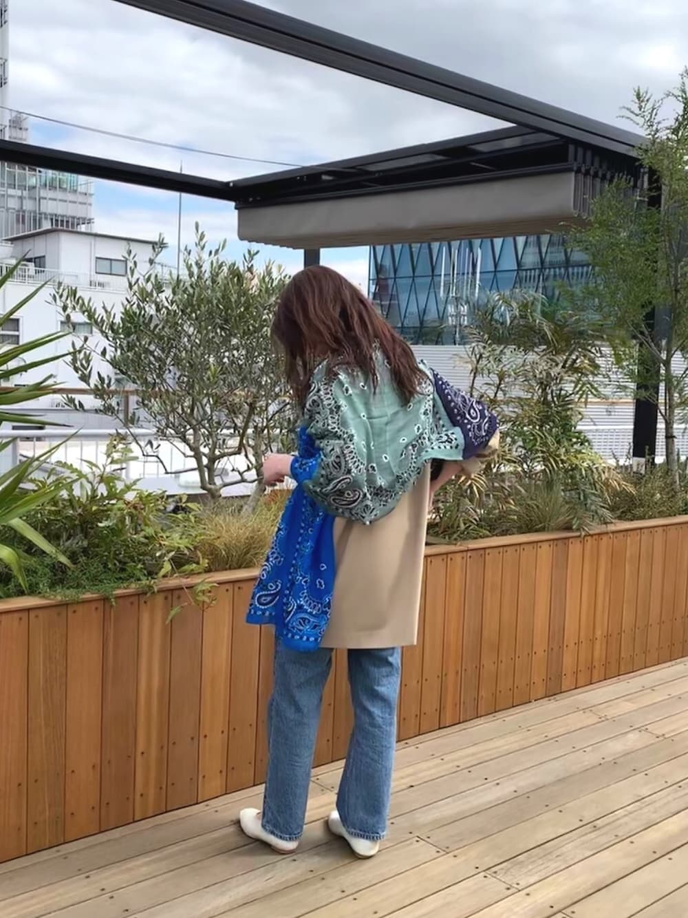 「ストール、グリーン、パッチワーク、休日スタイル、デニムパンツ、ペイズリー、春アウター、バンダナ柄、earPAPILLONNER、イアパピヨネ」｜「ear PAPILLONNERの薄手ボタンジャケット（テーラードジャケット、ベージュ系）」を使った、ear_yamadaさん（レディース・159cm）の春コーディネートの1枚目の写真