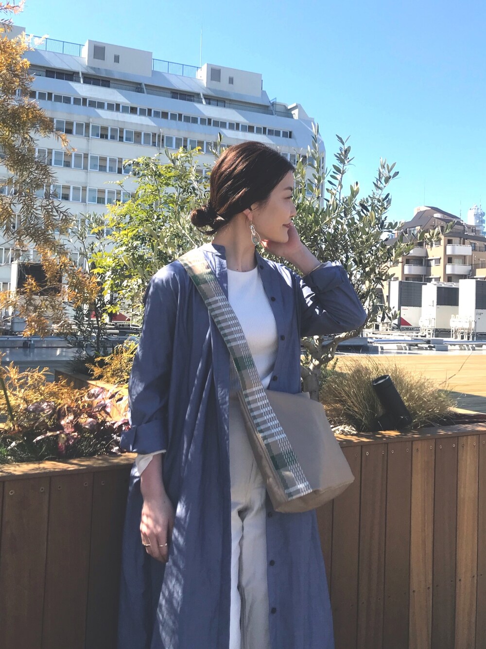 「チェック、ホワイト、休日スタイル、シャツワンピ、シンプルコーデ、シャツスタイル、デニムコーデ、ゆるコーデ、earPAPILLONNER、イアパピヨネ」｜「ear PAPILLONNERのボリュームロングシャツワンピース（ワンピース、ホワイト系）」を使った、ear_yamadaさん（レディース・159cm）の春コーディネートの1枚目の写真