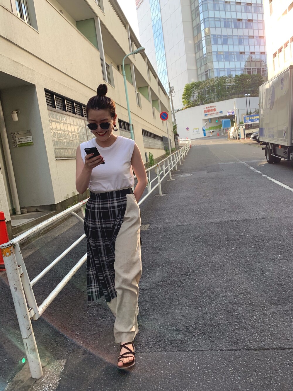 「セットアップ、ホワイト、サングラス、モノトーン、プリーツスカート、白Tシャツ、メガネ女子、着回しコーデ、earPAPILLONNER、イアパピヨネ」｜「BEAUTY&YOUTH UNITED ARROWSのアイテム（パンツ、ベージュ系）」を使った、ear_yamadaさん（レディース・159cm）の春コーディネートの1枚目の写真