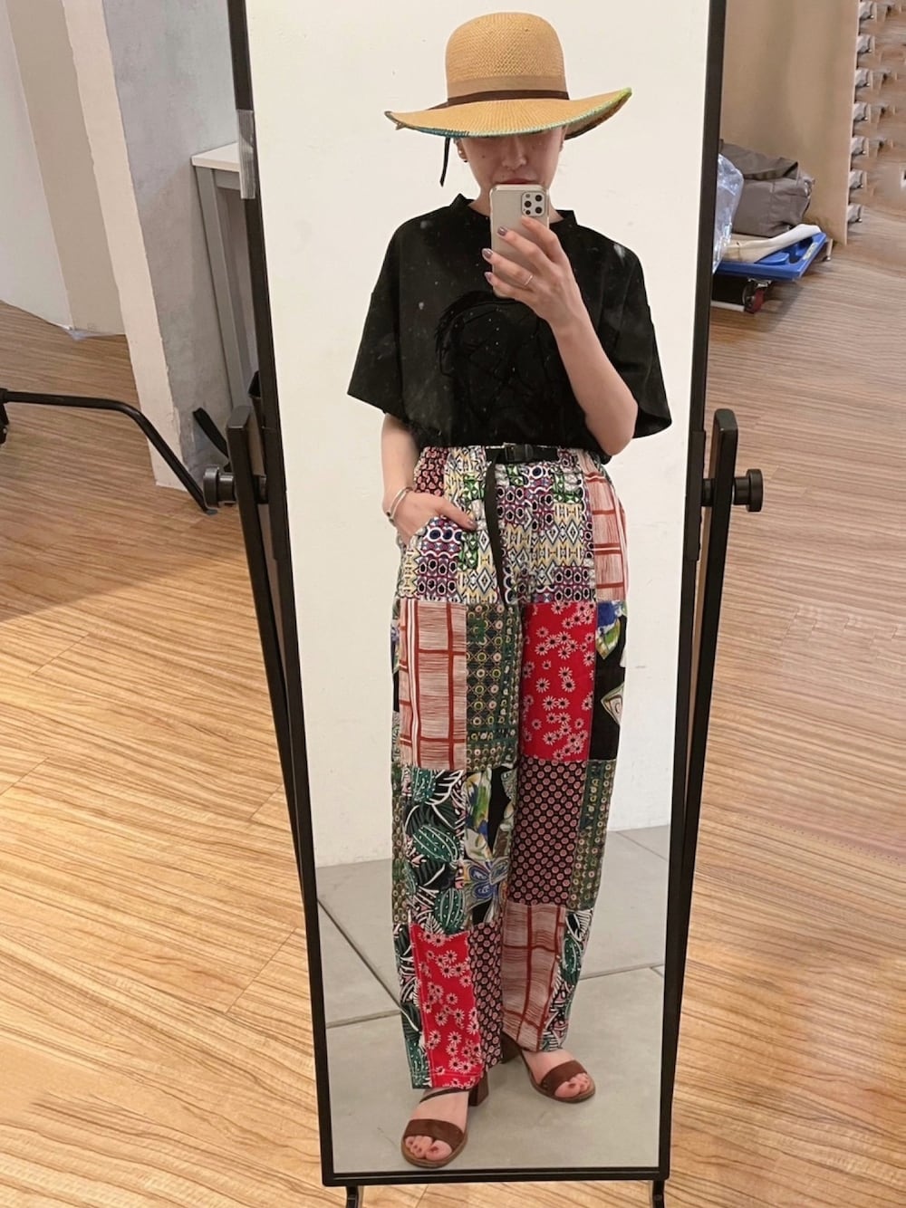 「ロゴT、柄パンツ、Tシャツ、ハイウエスト、ハット、フェススタイル、プリントT、夏コーデ、earPAPILLONNER、イアパピヨネ」｜「MAURO de BARIのMAURO de BARI/ストラップヒールサンダル（サンダル、ブラウン系）」を使った、ear_yamadaさん（レディース・159cm）の夏コーディネートの1枚目の写真