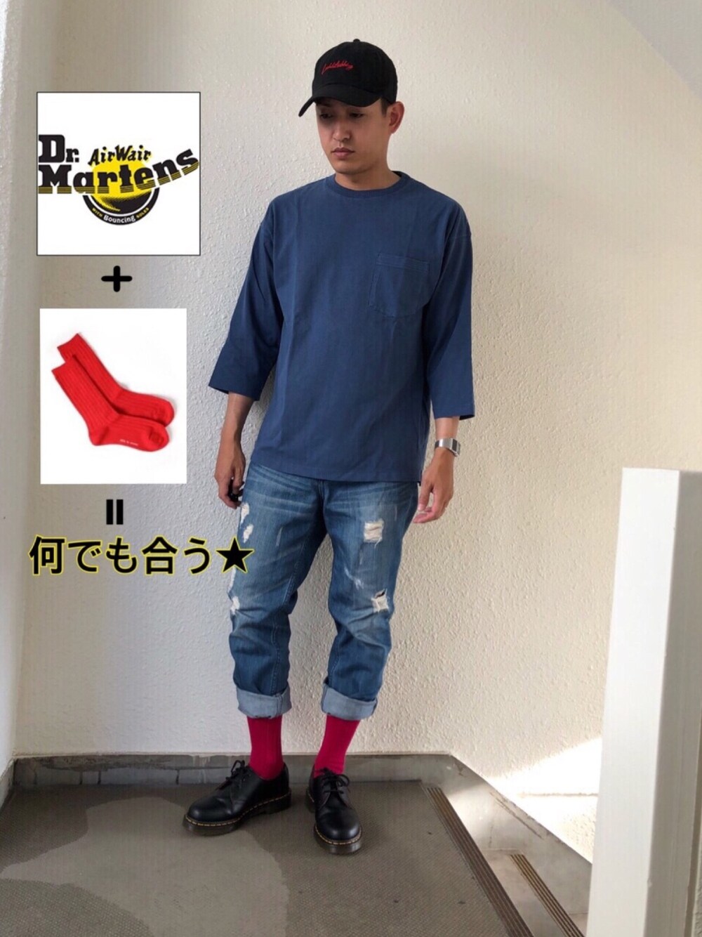 オレンジ系のTシャツ/カットソー、ブルー系のデニムパンツ、ブラック系のドレスシューズを着用したメンズの夏コーディネートの1枚目の写真