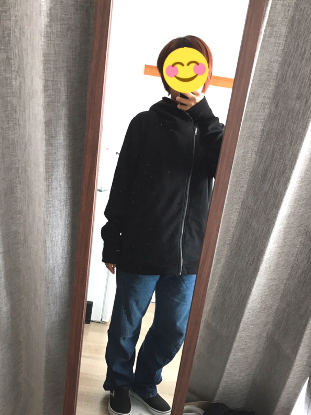 「印のアイテム（パーカー、ブラック系）」を使った、そいとさん（メンズ・158cm）の冬コーディネートの1枚目の写真