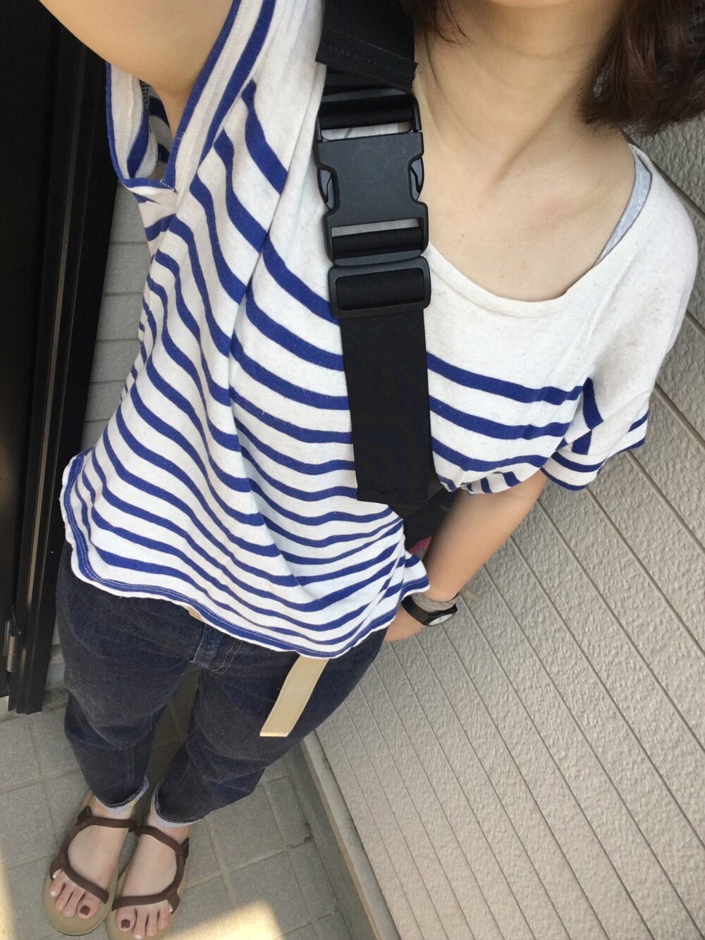 ブラック系のボディバッグ/ウエストポーチ、ブルー系のTシャツ/カットソー、その他のデニムパンツを着用したレディースの夏コーディネートの1枚目の写真