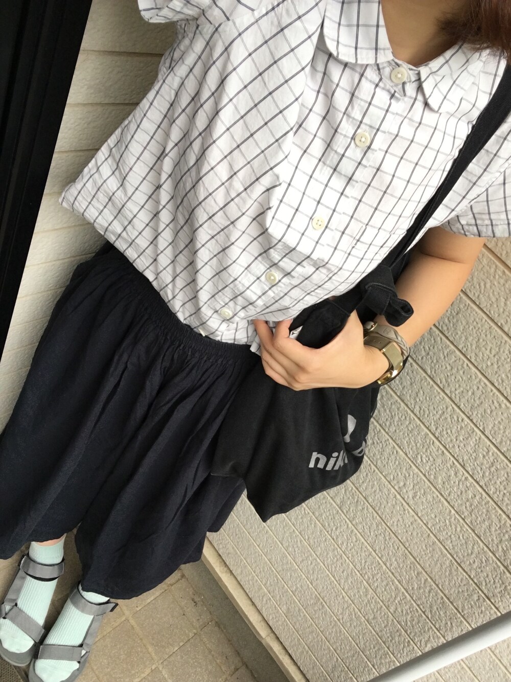 ブラック系のトートバッグ、ホワイト系のシャツ/ブラウス、その他のパンツを着用したレディースの夏コーディネートの1枚目の写真