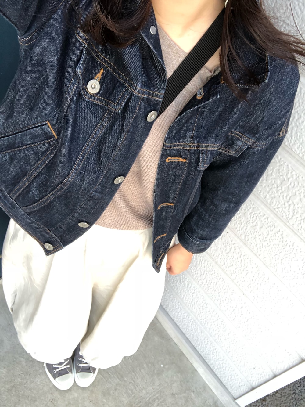 ブルー系のデニムジャケット、ベージュ系のTシャツ/カットソー、ホワイト系のその他パンツを着用したレディースの秋コーディネートの1枚目の写真
