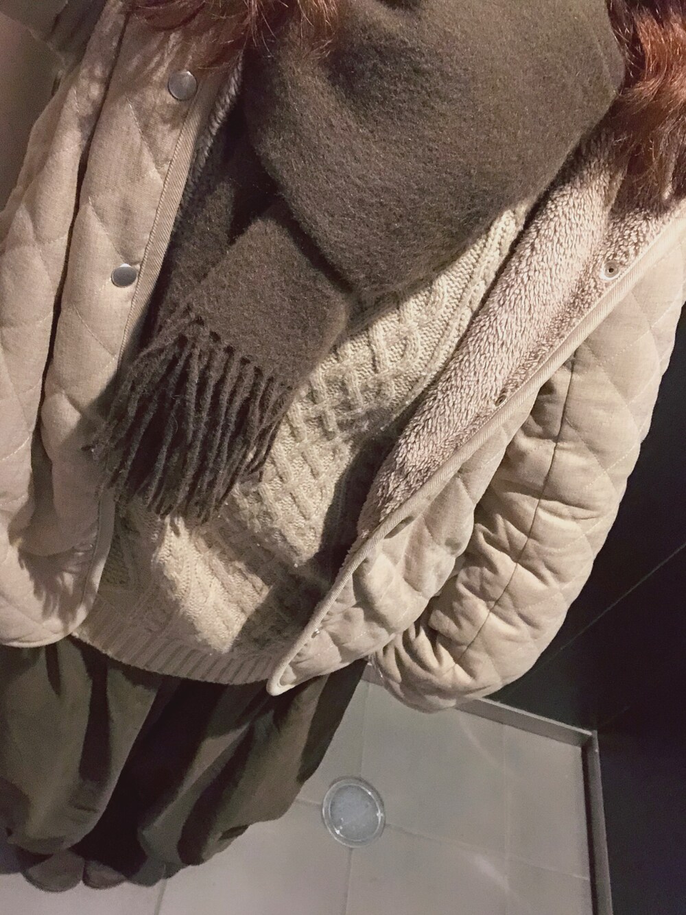 ベージュ系のその他アウター、グリーン系のその他パンツ、ブラウン系のスニーカーを着用したレディースの冬コーディネートの1枚目の写真