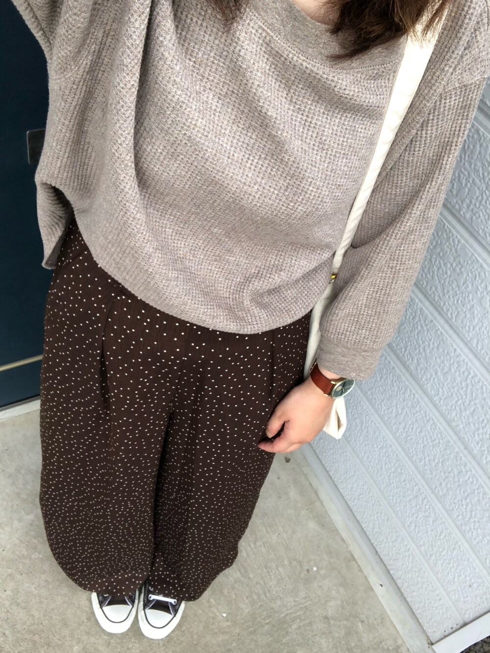 ベージュ系のTシャツ/カットソー、ブラウン系のその他パンツ、ブラウン系のスニーカーを着用したレディースの夏コーディネートの1枚目の写真