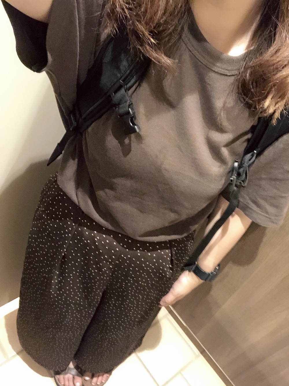 ブラウン系のその他パンツを着用したレディースの夏コーディネートの1枚目の写真