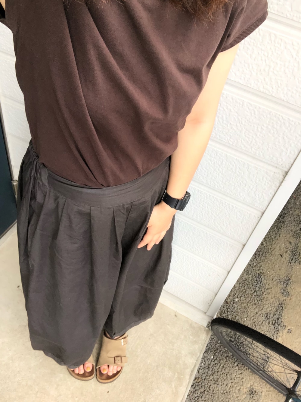 ブラウン系のTシャツ/カットソー、グレー系のその他パンツ、グレー系のサンダルを着用したレディースの夏コーディネートの1枚目の写真