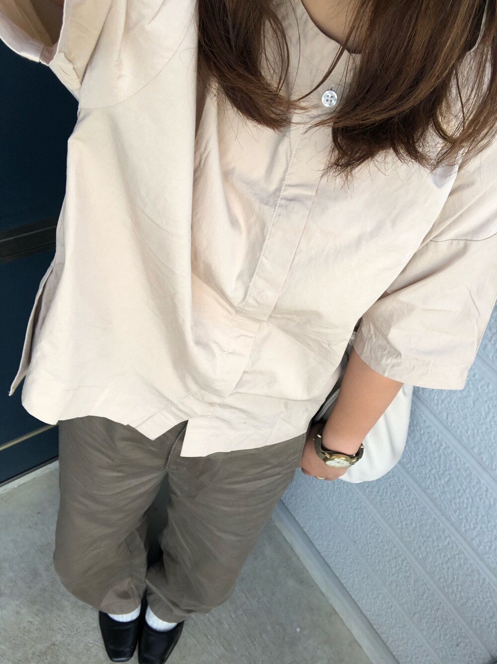 ベージュ系のシャツ/ブラウス、ベージュ系のその他パンツ、ブラック系のその他シューズを着用したレディースの秋コーディネートの1枚目の写真