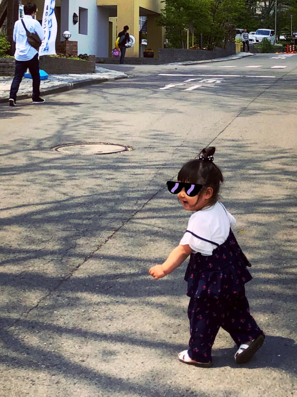 「栃木旅行、キッズファッション、女の子、寒かった、また行こうね、ＧＷ、セットアップ」｜「西松屋のアイテム（Tシャツ/カットソー、ホワイト系）」を使った、カヲルさん（キッズ・80cm）の春コーディネートの1枚目の写真