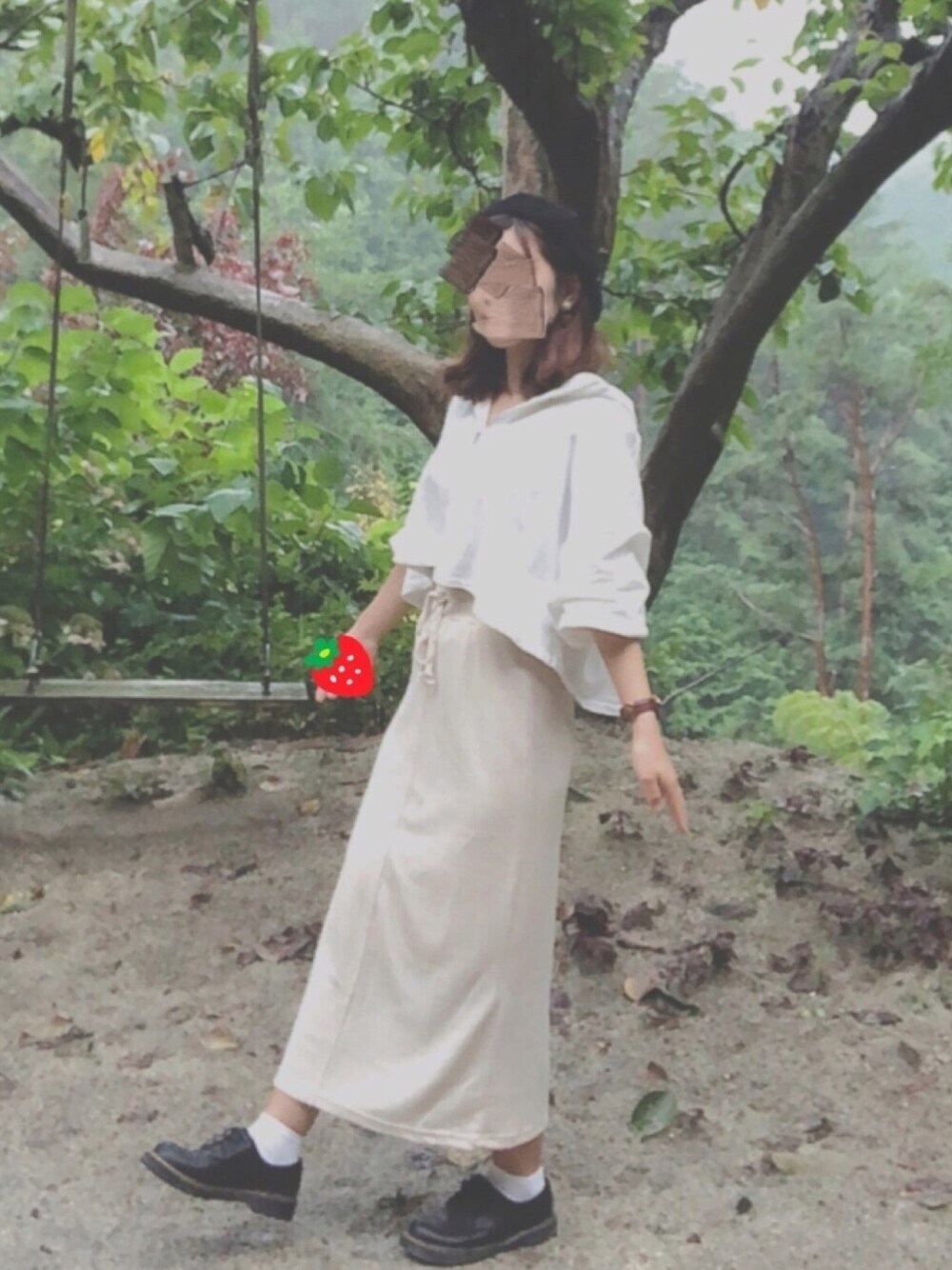 ベージュ系のスカート、ブラック系のその他シューズ、ホワイト系のパーカーを着用したレディースの秋コーディネートの1枚目の写真