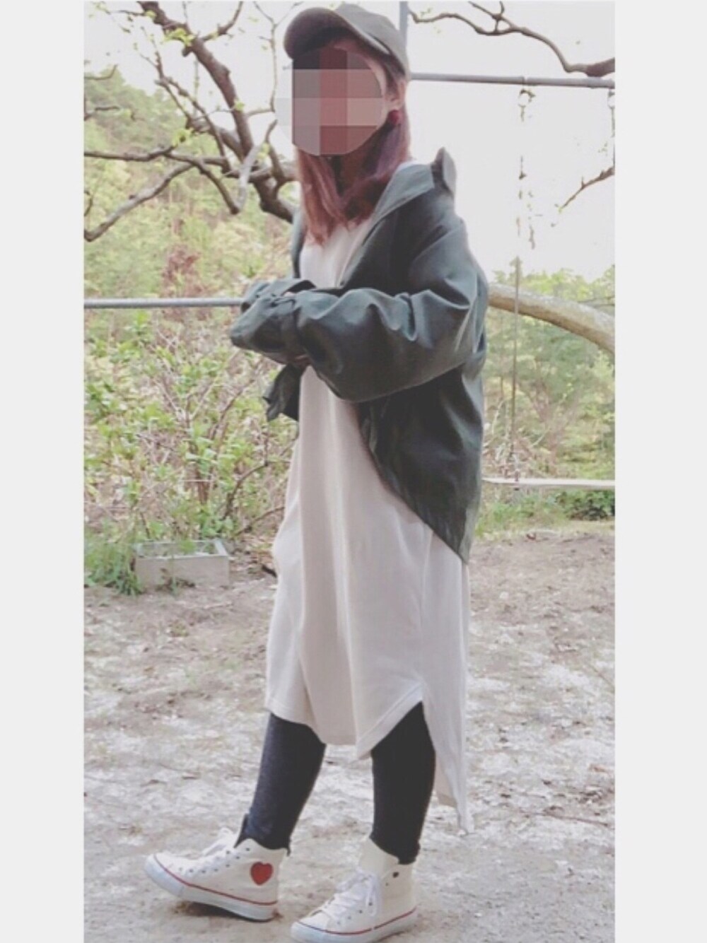 「カーキ、白、ワンピース、スニーカー、レギンス、トレンチコート、キャップ、シンプル、おしゃれさんと繋がりたい、カジュアル」｜「JEANASISのサーマルBIGTワンピース/812572（ワンピース、ホワイト系）」を使った、coco,nico*さん（レディース・157cm）の春コーディネートの1枚目の写真