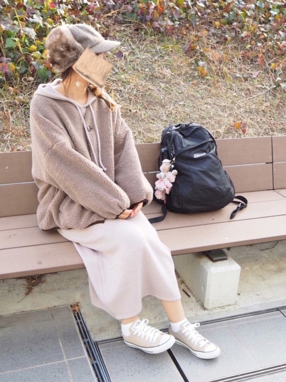 「冬アウター着回しチャレンジ、ゆるコーデ、冬コーデ、大人カジュアル、セットアップ、パーカー、きれいめカジュアル、大人ガーリー、ワントーンコーデ、プチプラ」｜「CONVERSEの【コンバース】CONVERSE ALLSTAR オールスター★ハイカットorローカットキャンバススニーカー　ベージュ・ホワイト（スニーカー、ベージュ系）」を使った、coco,nico*さん（レディース・157cm）の冬コーディネートの1枚目の写真