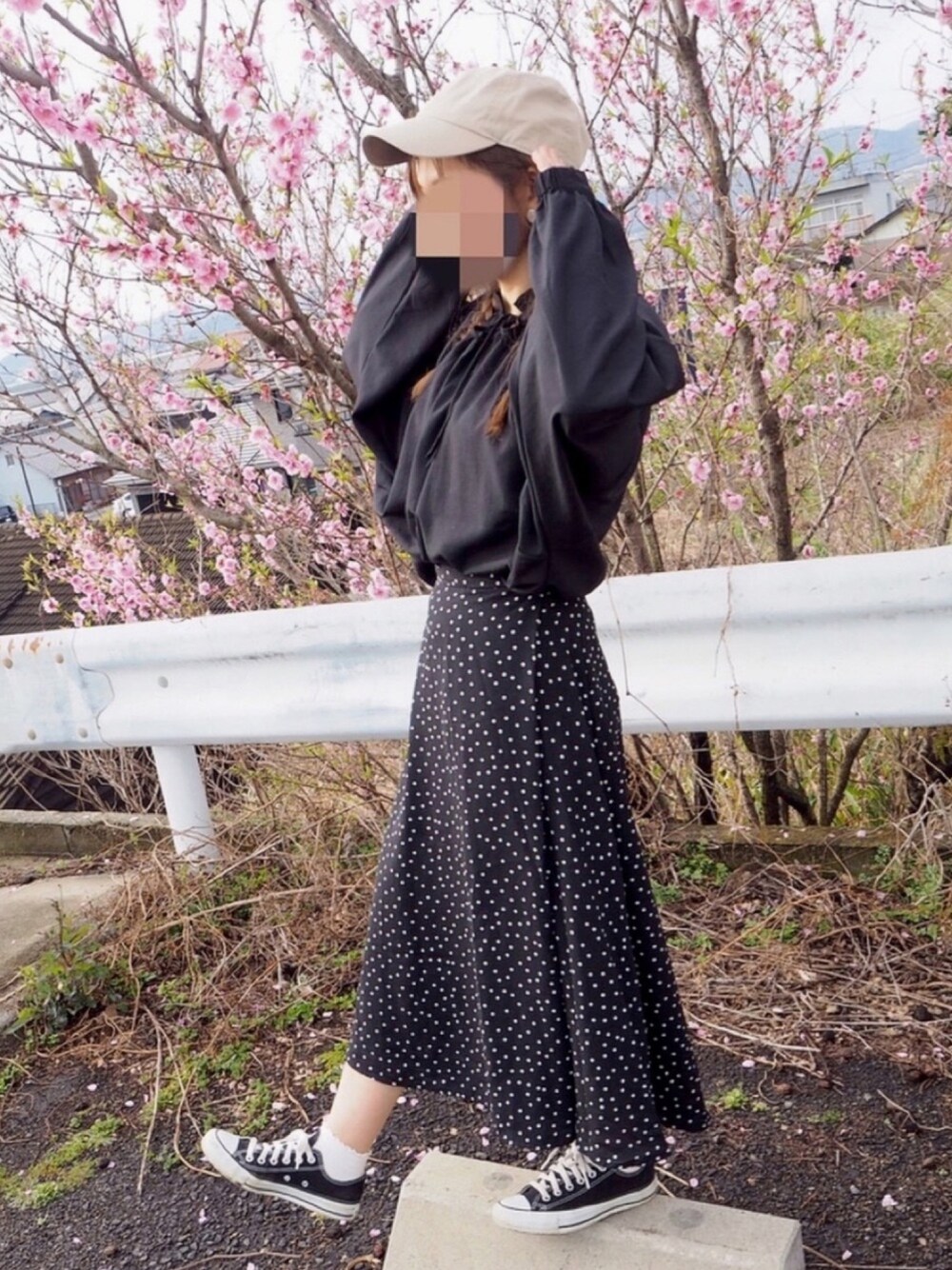 「春コーデ、きれいめカジュアル、オールブラック、ブラック、ブラウス、スカート、スニーカー、コンバース、キャップ、プチプラ」｜「GUのドットスカート（スカート、ブラック系）」を使った、coco,nico*さん（レディース・157cm）の春コーディネートの1枚目の写真