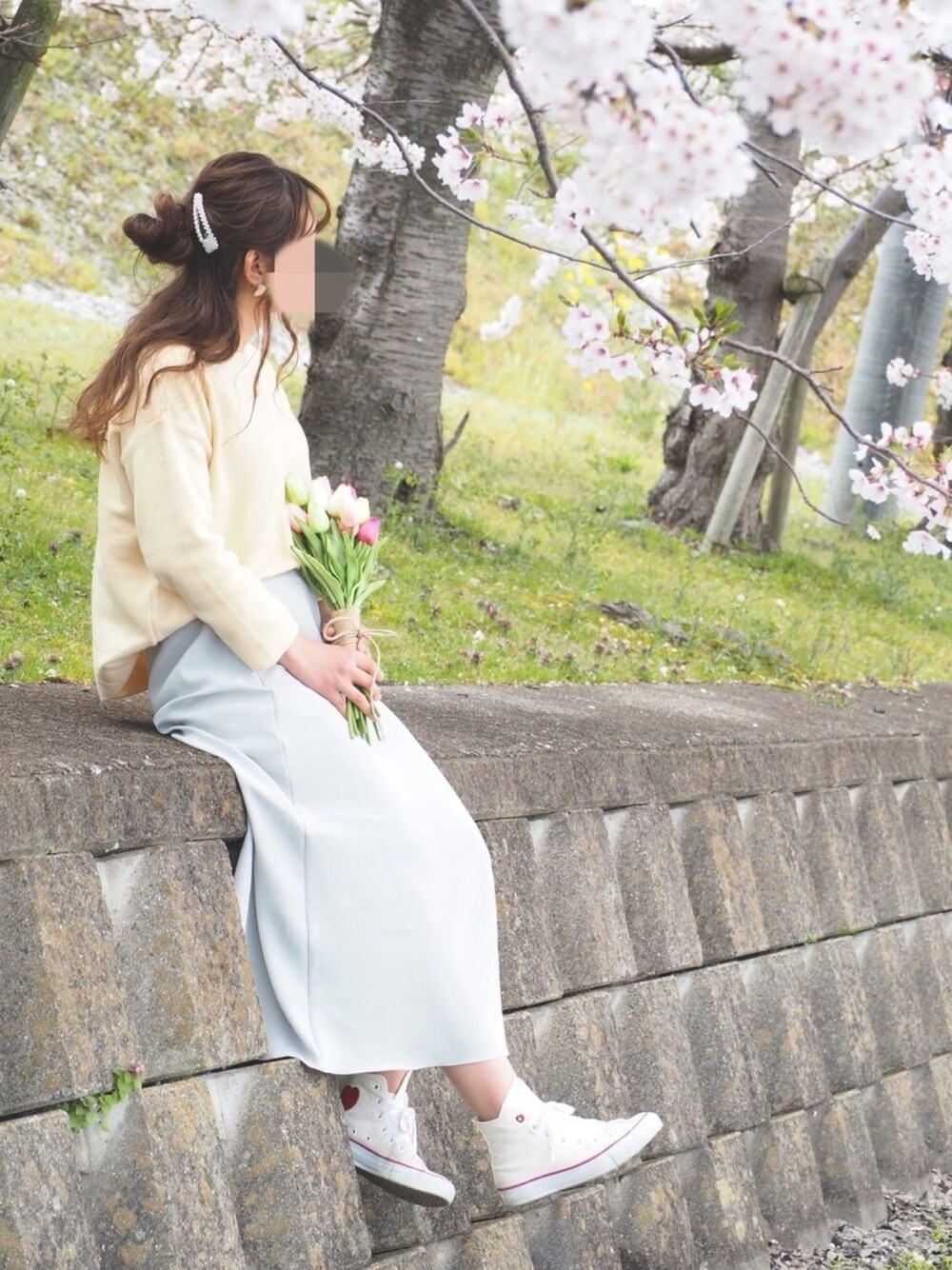 「シンプル、春コーデ、スニーカー、オトナ女子、ミントグリーン、イエロー、ベージュ、ニット、スカート、きれいめカジュアル」｜「chocomeeのナチュラルフレアスカート（スカート、ブルー系）」を使った、coco,nico*さん（レディース・157cm）の春コーディネートの1枚目の写真