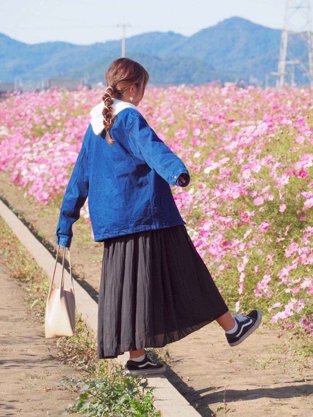 「秋コーデ、オトナカジュアル、秋服、カジュアル、パーカー、プチプラ、デニムジャケット、コーチジャケット、スニーカー、スカート」｜「GUのデニムコーチジャケット（デニムジャケット、ブルー系）」を使った、coco,nico*さん（レディース・157cm）の秋コーディネートの1枚目の写真