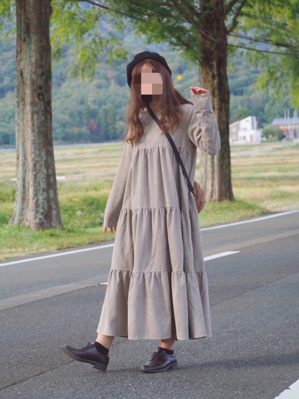 「秋服、プチプラ、秋コーデ、ワンピース、レースアップシューズ、ベレー帽、ボア、ガーリー、ラフ、シンプル」｜「MERLOTのティアードワンピース（ワンピース、ベージュ系）」を使った、coco,nico*さん（レディース・157cm）の秋コーディネートの1枚目の写真