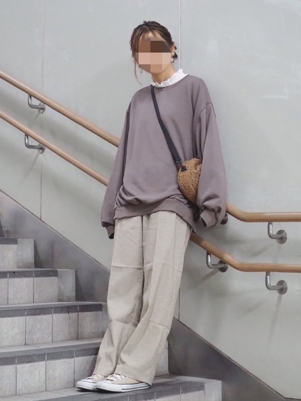 「大人カジュアル、ゆるコーデ、オトナ女子、カジュアル、秋服、秋コーデ、スウェット、スニーカー、チェックパンツ、ワントーンコーデ」｜「LILLのスモーキートーンドロップショルダー袖ボリュームサイドスリットクルースウェット（スウェット、グレー系）」を使った、coco,nico*さん（レディース・157cm）の秋コーディネートの1枚目の写真
