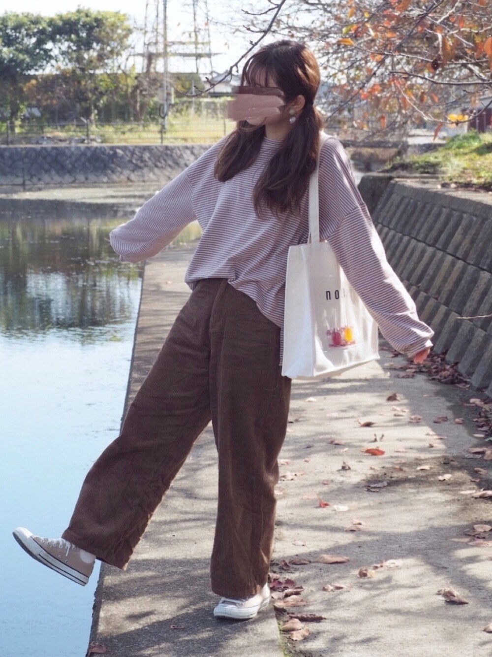 「秋のコーデ、大人カジュアル、シンプル、コーデュロイ、ボーダー、秋コーデ、スニーカー、トートバッグ、ラフ、ゆるコーデ」｜「CONVERSEの【コンバース】CONVERSE ALLSTAR オールスター★ハイカットorローカットキャンバススニーカー　ベージュ・ホワイト（スニーカー、ベージュ系）」を使った、coco,nico*さん（レディース・157cm）の秋コーディネートの1枚目の写真
