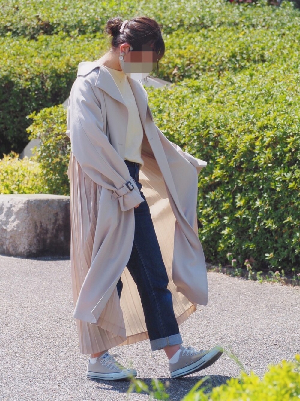 「春コーデ、大人カジュアル、カジュアル、パンツコーデ、トレンチコート、デニム、ベージュ、春、シンプル、スニーカー」｜「chocomeeのスプリングカラーニット（ニット/セーター、イエロー系）」を使った、coco,nico*さん（レディース・157cm）の春コーディネートの1枚目の写真
