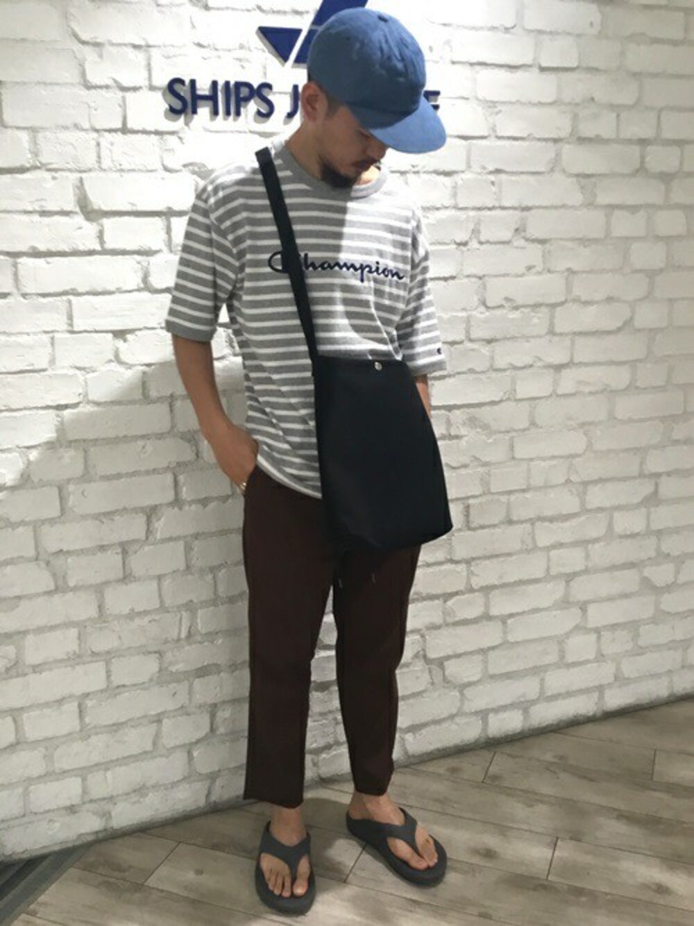 「ショルダーバッグ、チャンピオン、Tシャツ、SHIPS、サンダル、SHIPS JET BLUE、ボーダーTシャツ、晩夏、ブラウンパンツ」｜「ChampionのSHIPS JET BLUE×Champion: 別注  ヘビーウエイト・リラックス エンブロイダリー ロゴボーダーTシャツ（Tシャツ/カットソー、グレー系）」を使った、今若さん（メンズ・165cm）の夏コーディネートの1枚目の写真
