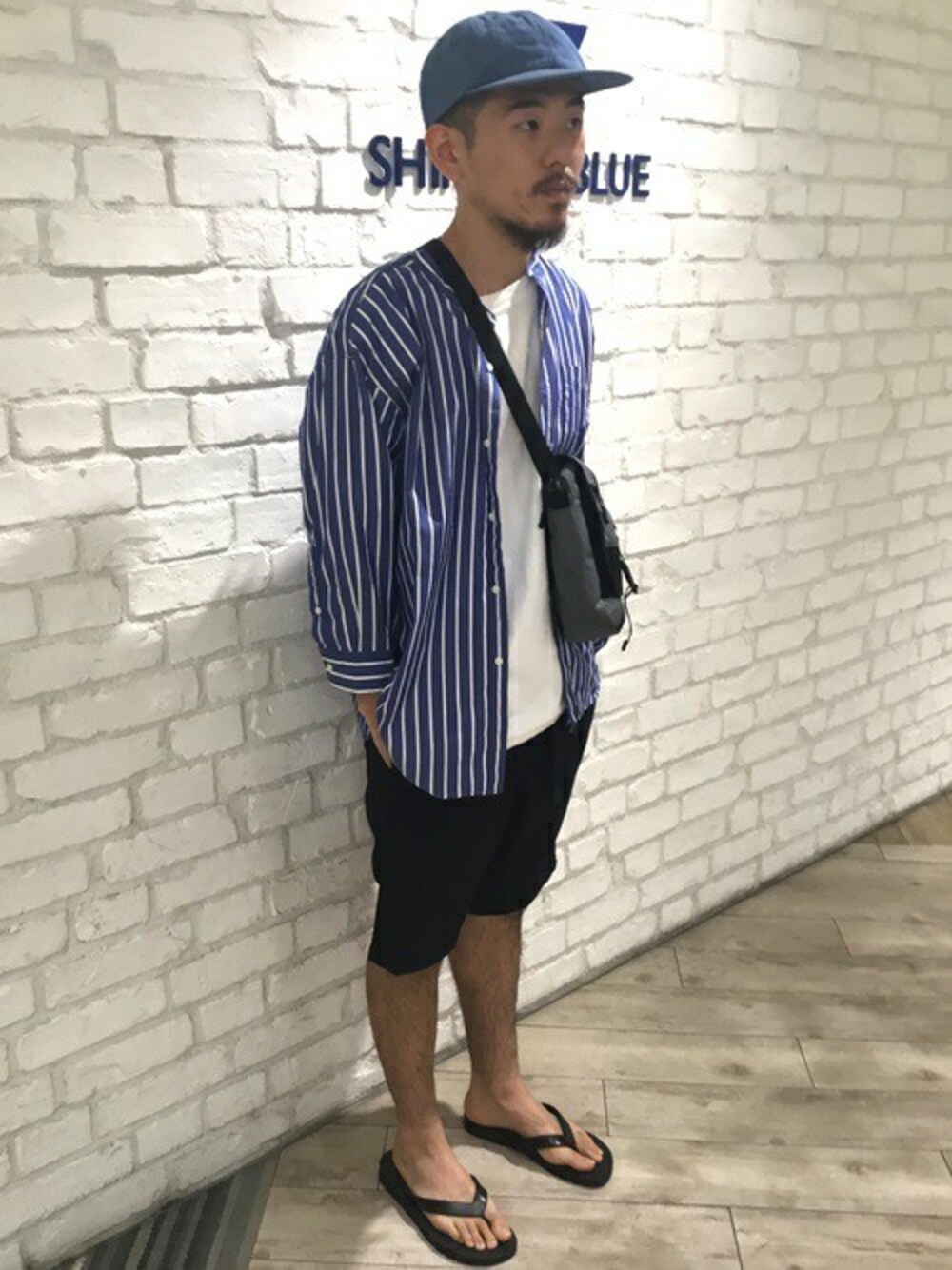 「ショルダーバッグ、ネイビー、SHIPS、サンダル、シャツスタイル、SHIPS JET BLUE、7部袖、HENRY&HENRY、バンドカラーシャツ」｜「HENRY&HENRYのHENRY&HENRY×SHIPS JET BLUE: 別注 RUN ビーチサンダル 19SS（サンダル、ブラック系）」を使った、今若さん（メンズ・165cm）の夏コーディネートの1枚目の写真