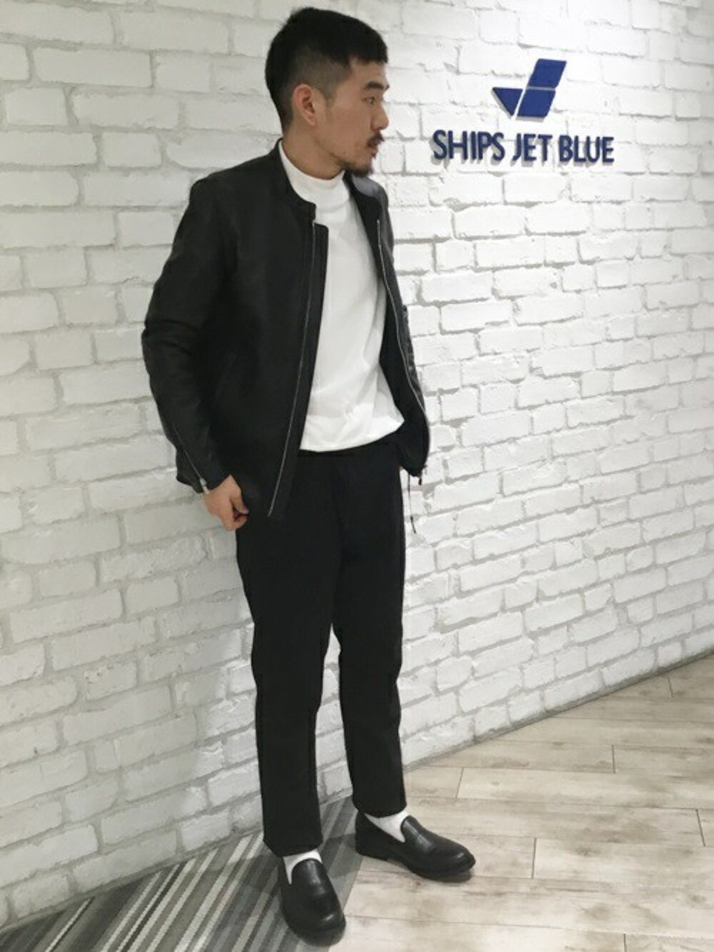 「レザージャケット、ブラックコーデ、別注、ライダースジャケット、スリッポン、長袖Tシャツ、シップスジェットブルー(SHIPS JET BLUE)、モックネック」｜「SHIPS JET BLUEのSHIPS JET BLUE: ヘビーウェイト モックネックTシャツ（Tシャツ/カットソー、ホワイト系）」を使った、今若さん（メンズ・165cm）の秋コーディネートの1枚目の写真