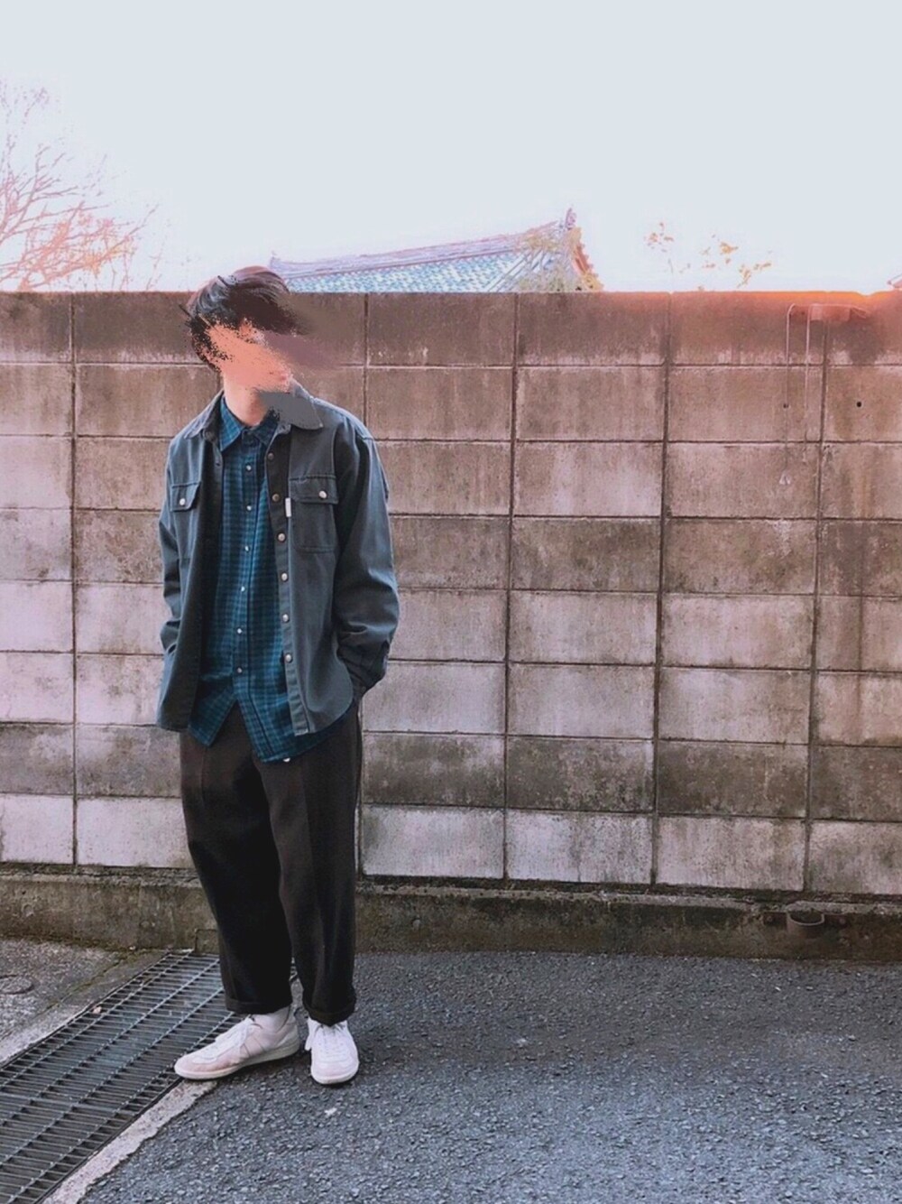 グレー系のブルゾン、ブラウン系のその他パンツ、ブルー系のシャツ/ブラウスを着用したメンズの冬コーディネートの1枚目の写真