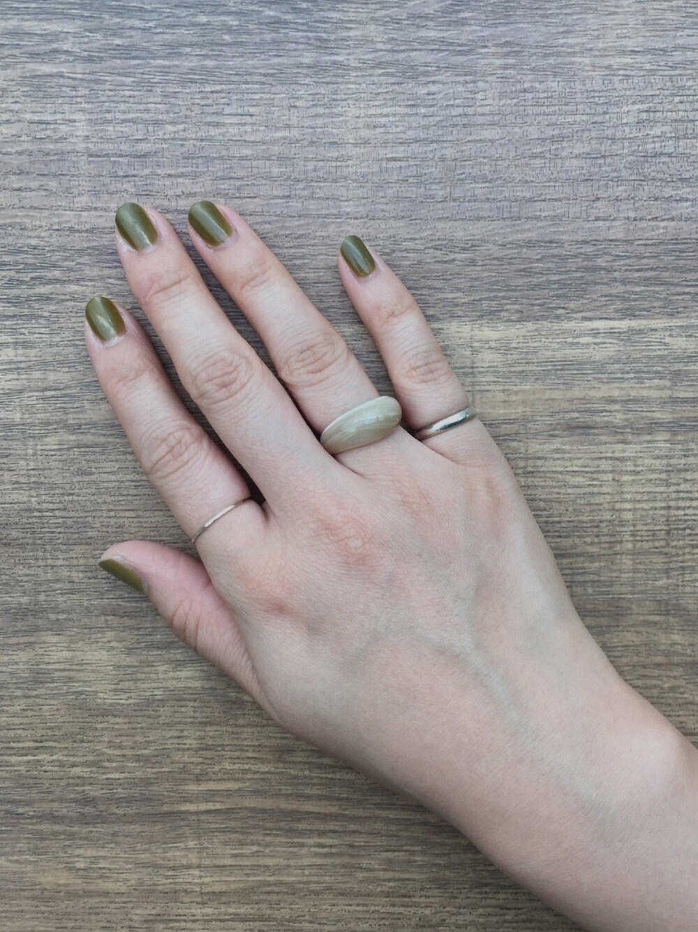 ベージュ系のリング、シルバー系のリング、グリーン系のハンドケア/ハンドクリームを着用したレディースの夏コーディネートの1枚目の写真