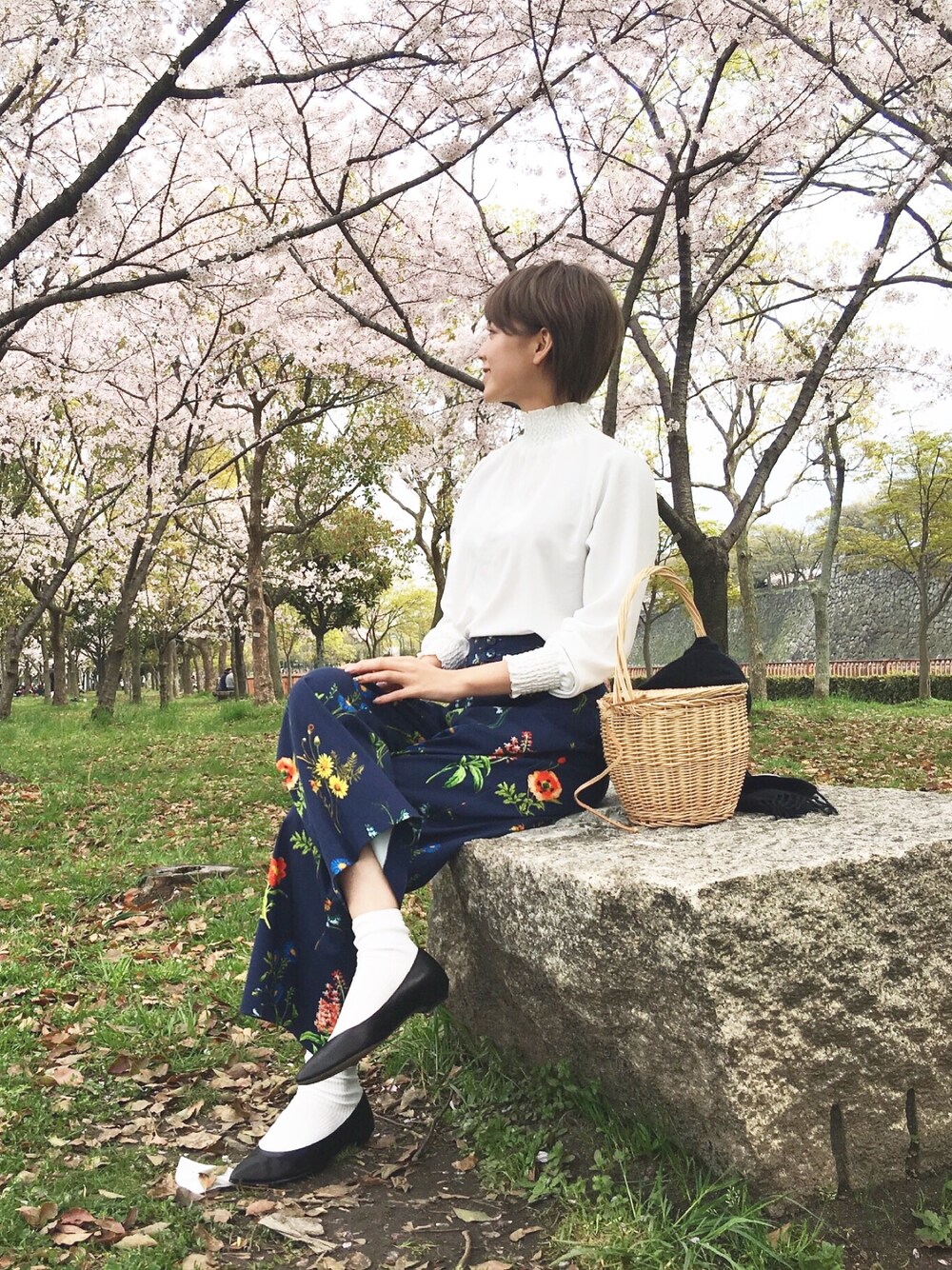「大人カジュアル、お花見、かごバッグ、春コーデ」｜「HAREのギャザーハイネックブラウス(HARE)（シャツ/ブラウス、ホワイト系）」を使った、黒田真友香さん（レディース・165cm）の春コーディネートの1枚目の写真