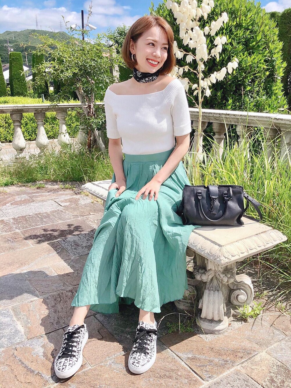 「マキシスカート、大人カジュアル、サマーニット、オフショル」｜「FRAY I.Dのオフショルリブプルオーバー（ニット/セーター、ホワイト系）」を使った、黒田真友香さん（レディース・165cm）の夏コーディネートの1枚目の写真