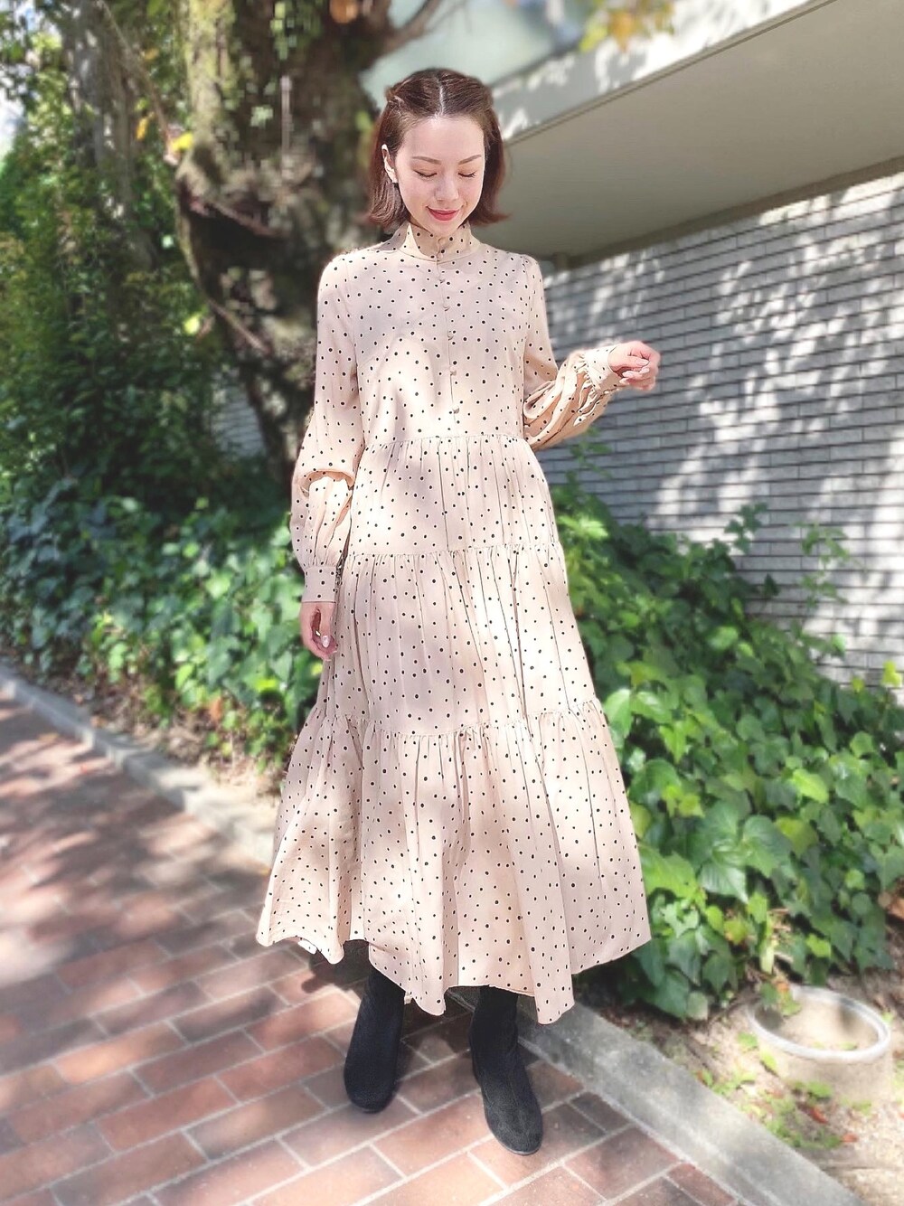 「秋冬コーデ、ドット柄、冬コーデ、秋コーデ、ブーツ、ソックス➕ブーツ、ベージュコーデ」｜「CAROLINA GLASERのアイテム（ワンピース/ドレス、ベージュ系）」を使った、黒田真友香さん（レディース・165cm）の秋コーディネートの1枚目の写真