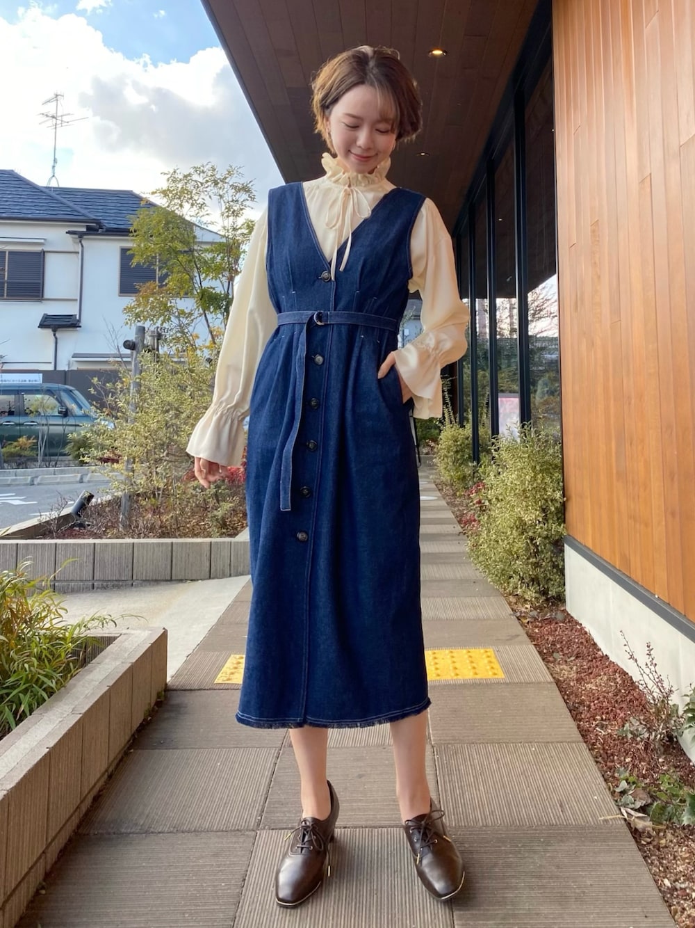 「オトナカジュアル、休日コーデ、オトナ女子、高身長コーデ、スカート、春、春コーデ、ブラウス」｜「ADAM ET ROPE'のアイテム（シャツ/ブラウス、イエロー系）」を使った、黒田真友香さん（レディース・165cm）の冬コーディネートの1枚目の写真