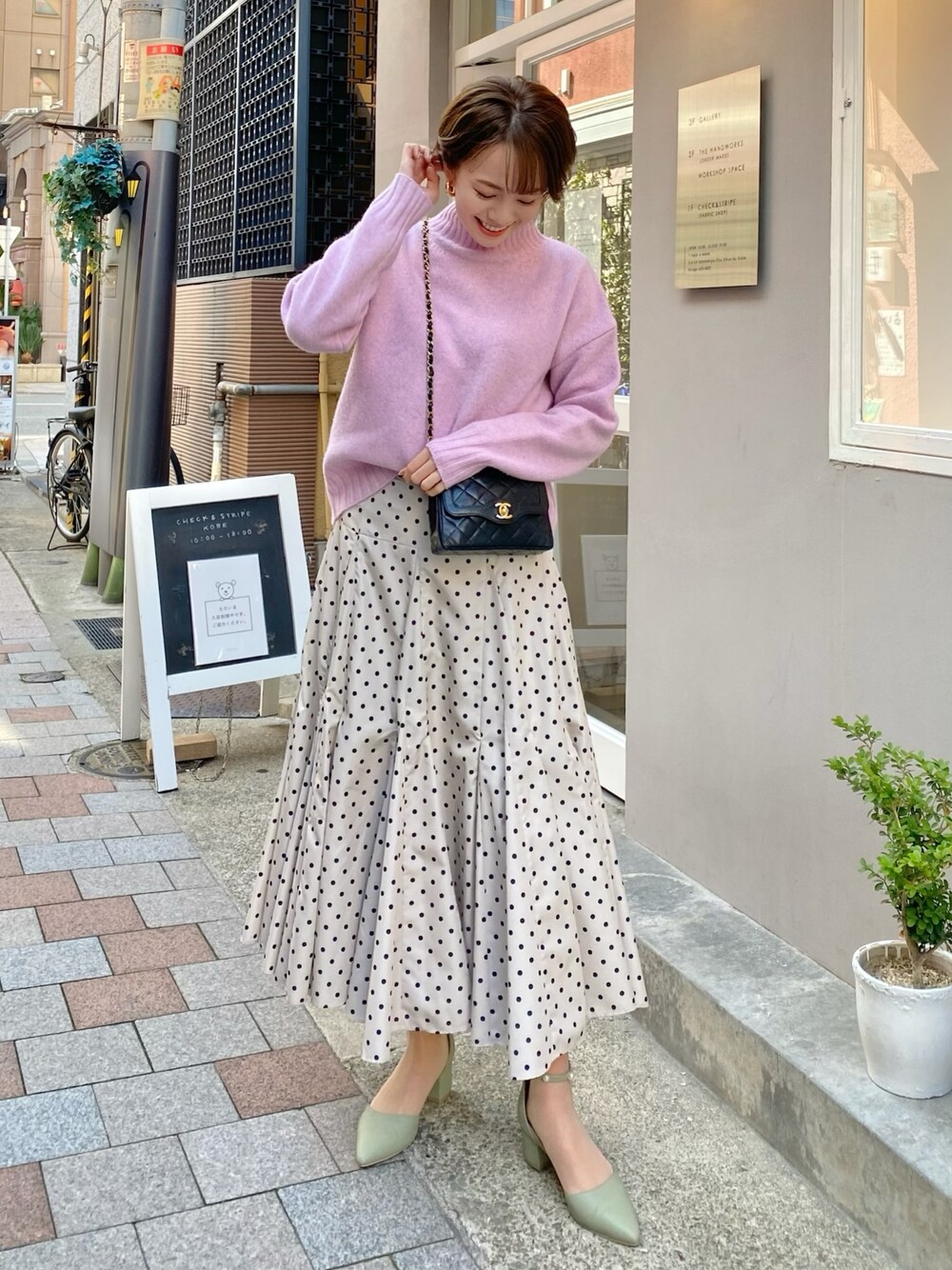「大人カジュアル、休日スタイル、フレアスカート、フェミニンスタイル、パステルカラー、春コーデ、大人女子」｜「ROPE'の【20AW】タスマニアウールハイネックニット（ニット/セーター、ピンク系）」を使った、黒田真友香さん（レディース・165cm）の冬コーディネートの1枚目の写真