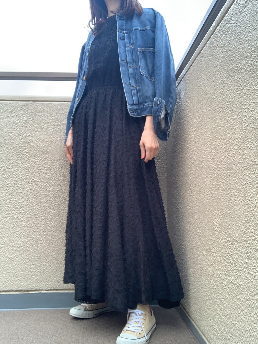 「IENA、outersunset、converse、ワンピース、ワンピース×スニーカー、スニーカー、デニムジャケット、大人カジュアル、きれいめカジュアル、オトナ女子」｜「OUTERSUNSETのアイテム（ワンピース/ドレス、ブラック系）」を使った、nico＊さん（レディース・168cm）の春コーディネートの1枚目の写真