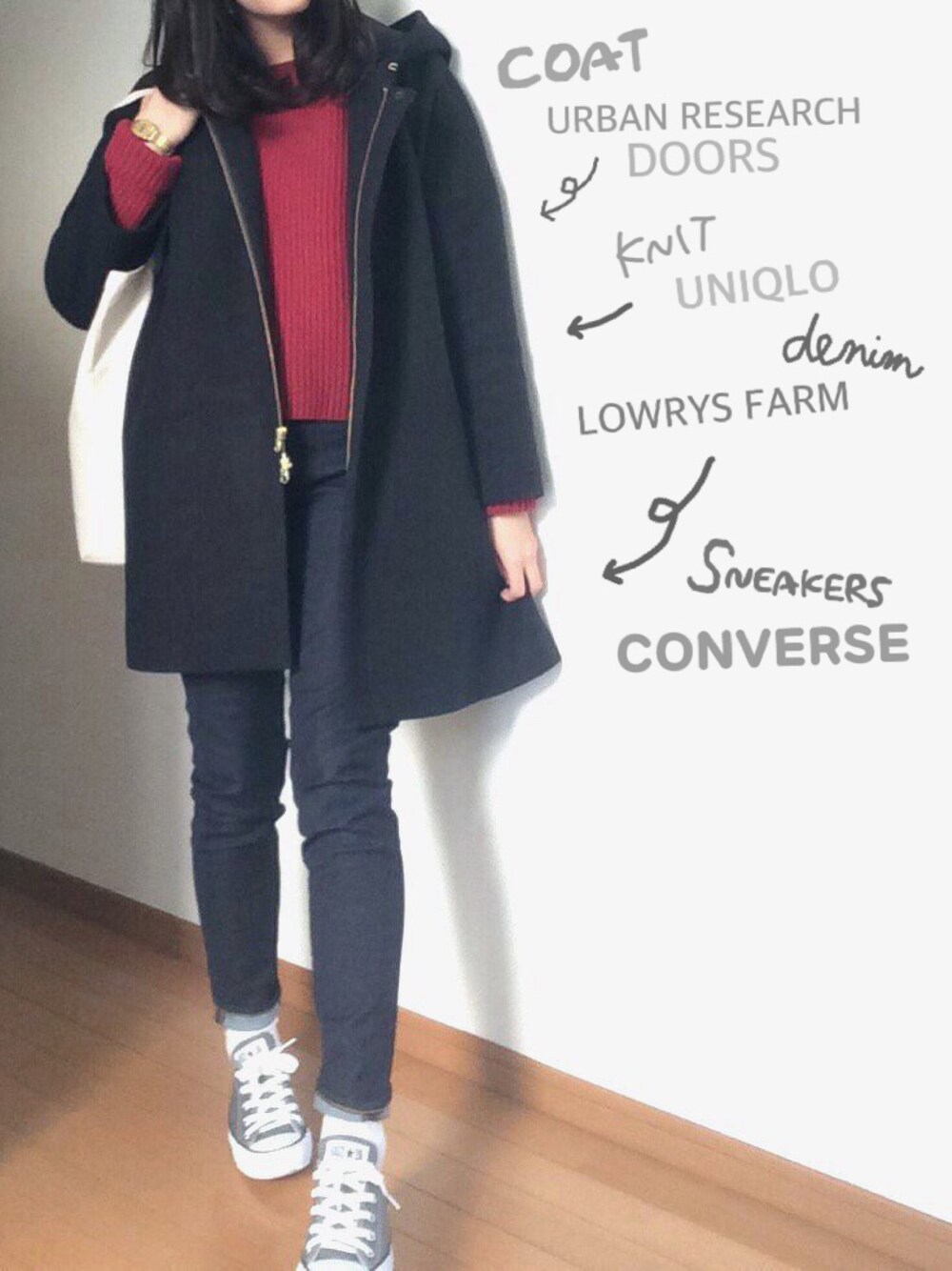 ブルー系のジャケット/アウター、レッド系のニット/セーター、ブルー系のデニムパンツを着用したレディースの冬コーディネートの1枚目の写真