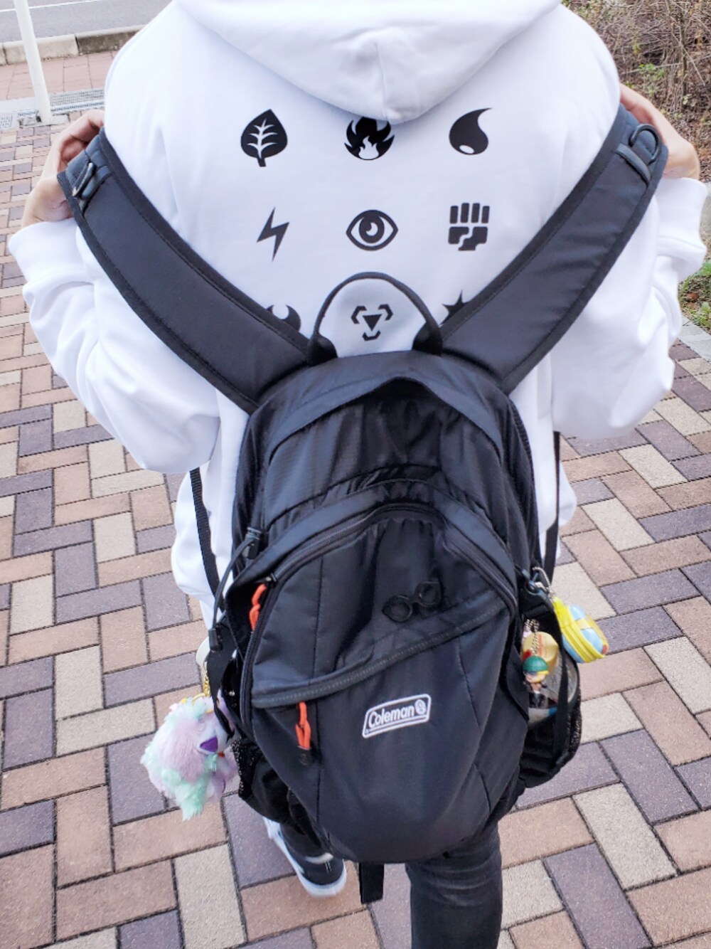 ホワイト系のパーカーを着用したレディースの秋コーディネートの1枚目の写真