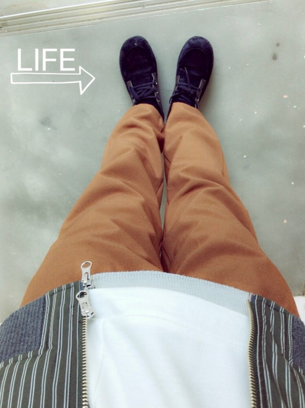 ブラウン系のその他パンツ、グレー系のTシャツ/カットソー、ホワイト系のパーカーを着用したレディースの冬コーディネートの1枚目の写真